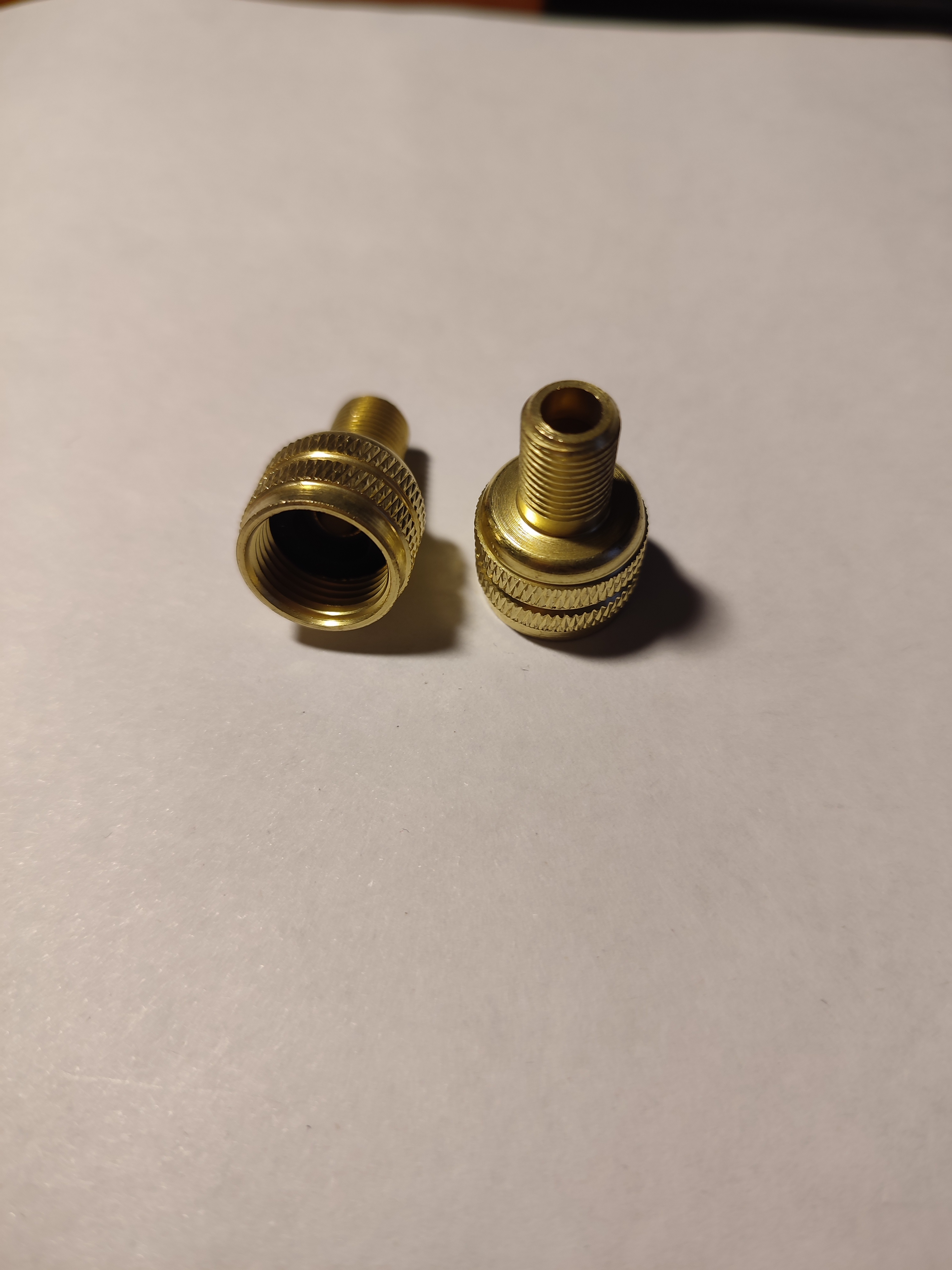 Переходник вентиля подкачки колеса 7782 (золотник пл,) спецтехника с большого на маленкий