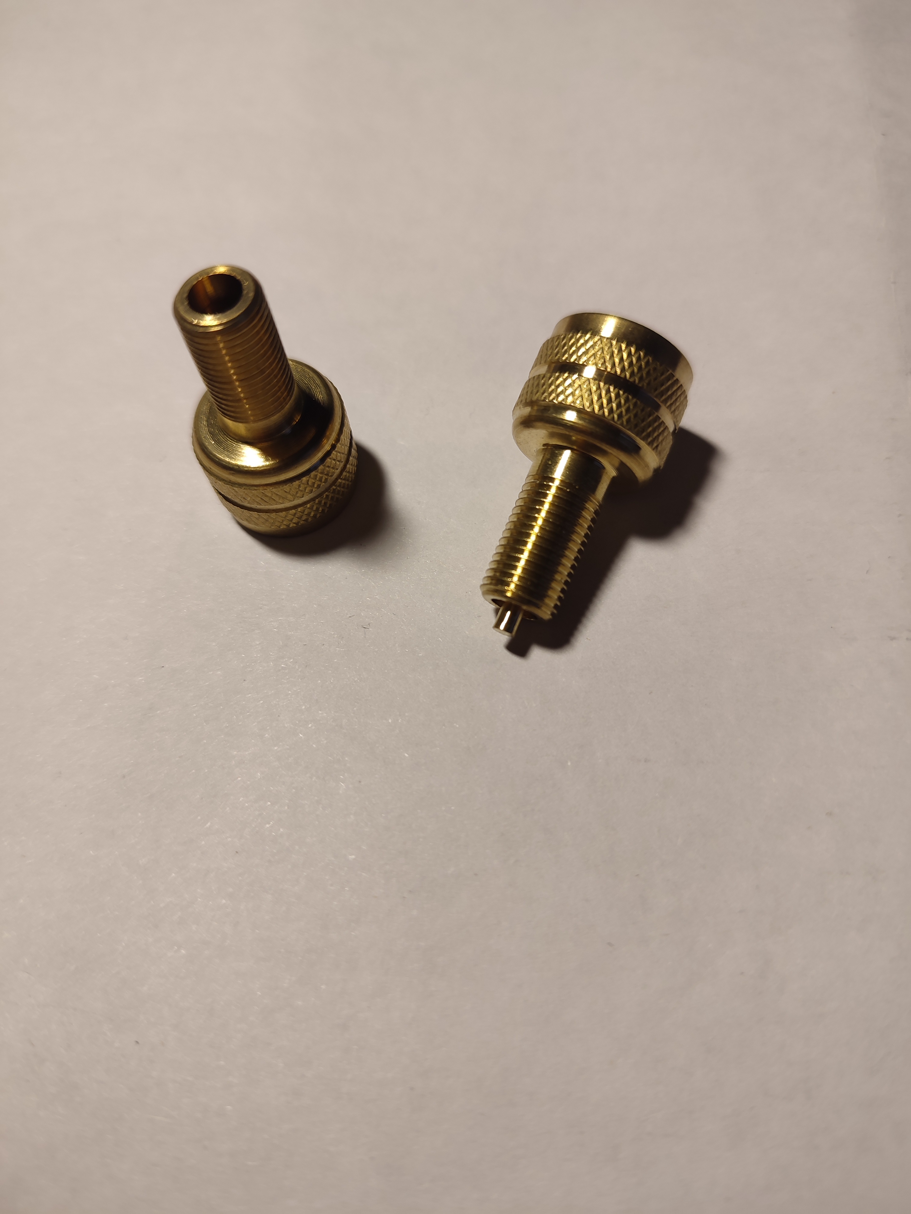 Переходник вентиля подкачки колеса 7794 спецтехника с большого на маленкий,длинной резбой